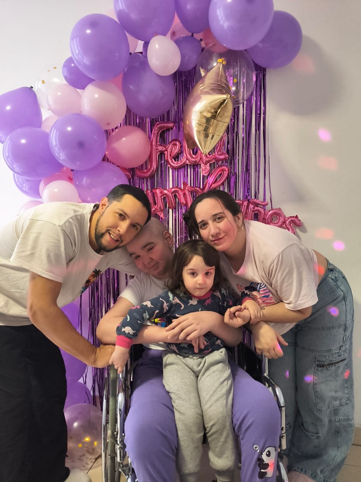Manu junto a su papá, su mamá y su hermana menor en su cumpleaños
