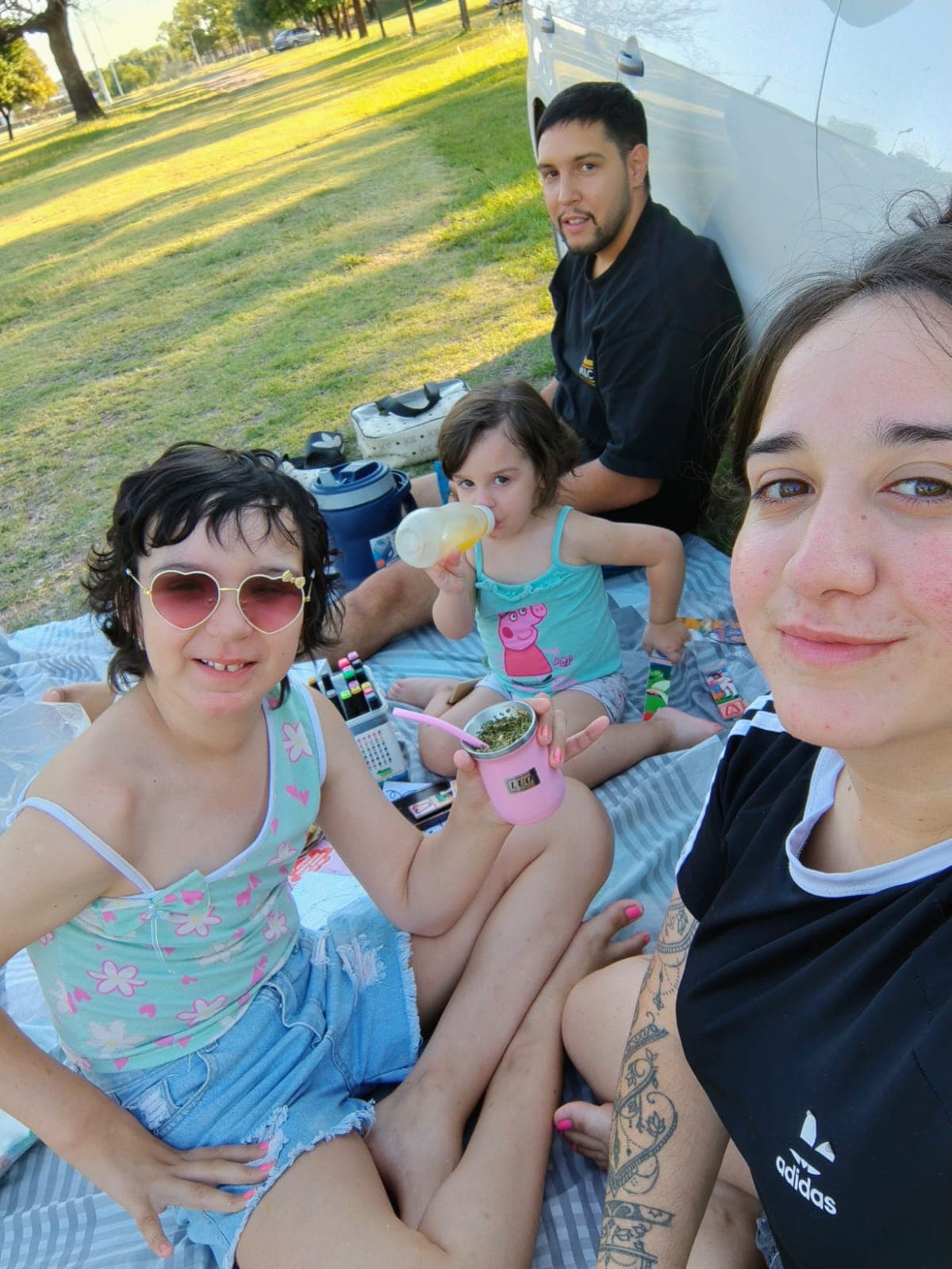 Manu junto a su papá, su mamá y su hermana menor en un picnic